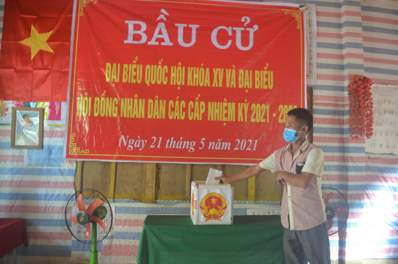 Cử tri vui mừng cầm lá phiếu bầu cử đại biểu ưu tú, đại diện cho tiếng nói của người dân.