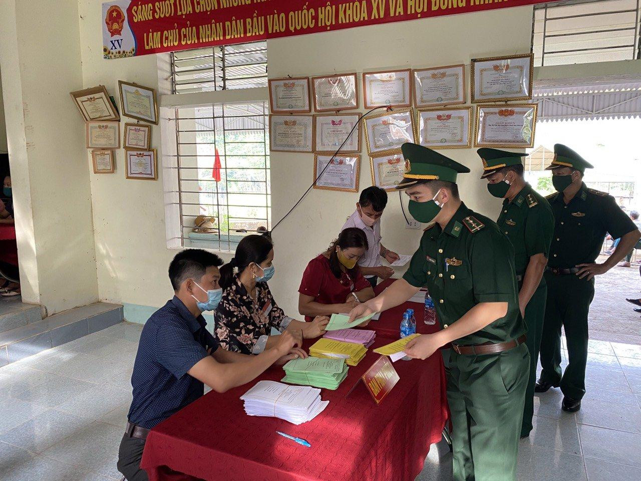 Cán bộ, chiến sỹ Đồn Biên phòng Mỹ Lý (Bộ Chỉ huy Bộ đội Biên phòng Nghệ An) bỏ phiếu cùng người dân hai xã Mỹ Lý, Bắc Lý.