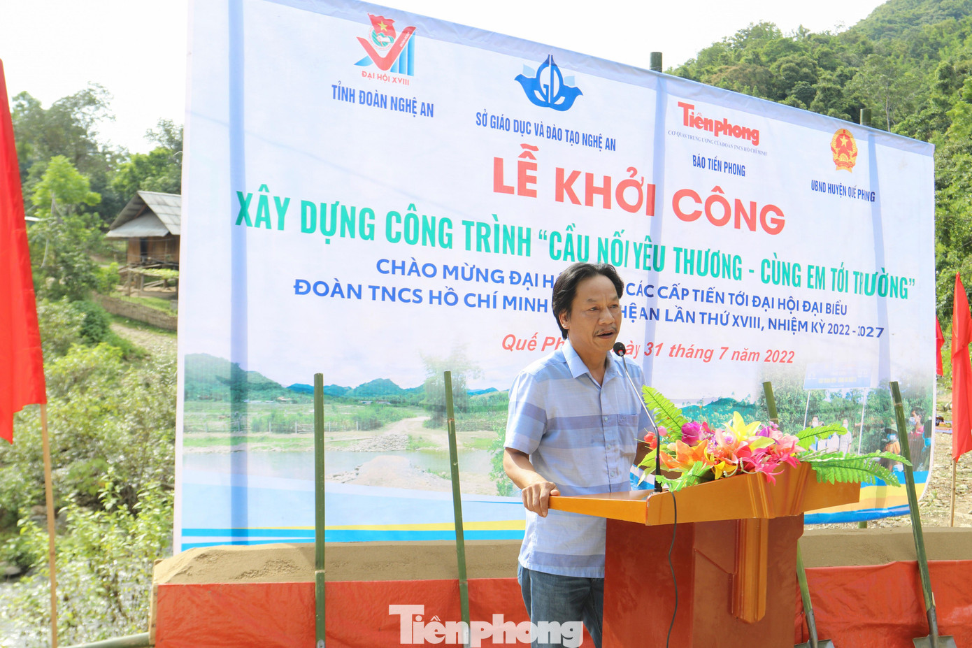 Phát biểu tại các lễ khởi công, Nhà báo Lê Minh Toản - Phó Tổng Biên tập báo Tiền Phong tâm sự: “Trước đây, chúng tôi lặng người khi nghe tới sự cố chìm thuyền ở Chôm Lôm và Nhà báo Quang Long - Trưởng đại diện báo Tiền Phong tại Nghệ An đã cùng với Ban biên tập kêu gọi những nhịp cầu ở xã Lạng Khê, xoa dịu nỗi đau mất mát mà người dân gánh chịu. Thế nên, xây dựng “Cầu nối yêu thương - Cùng em tới trường” là chúng ta nối những tấm lòng thiện đến với nhau, nối những tình cảm của con người đến với con người, nối những tình cảm hảo tâm. Những em nhỏ - mầm tương lai của đất nước, một cây cầu hiện hữu sẽ nối muôn cây cầu khác nữa và chúng ta sẽ tiếp nối sự yêu thương đó, chăm sóc cho cả một thế hệ để tất cả con em được đến trường, được bảo vệ, được an toàn”. Lãnh đạo báo Tiền phong yêu cầu đơn vị thi công triển khai nhanh, đảm bảo chất lượng để nhịp cầu sớm hoàn thành và đưa vào sử dụng.