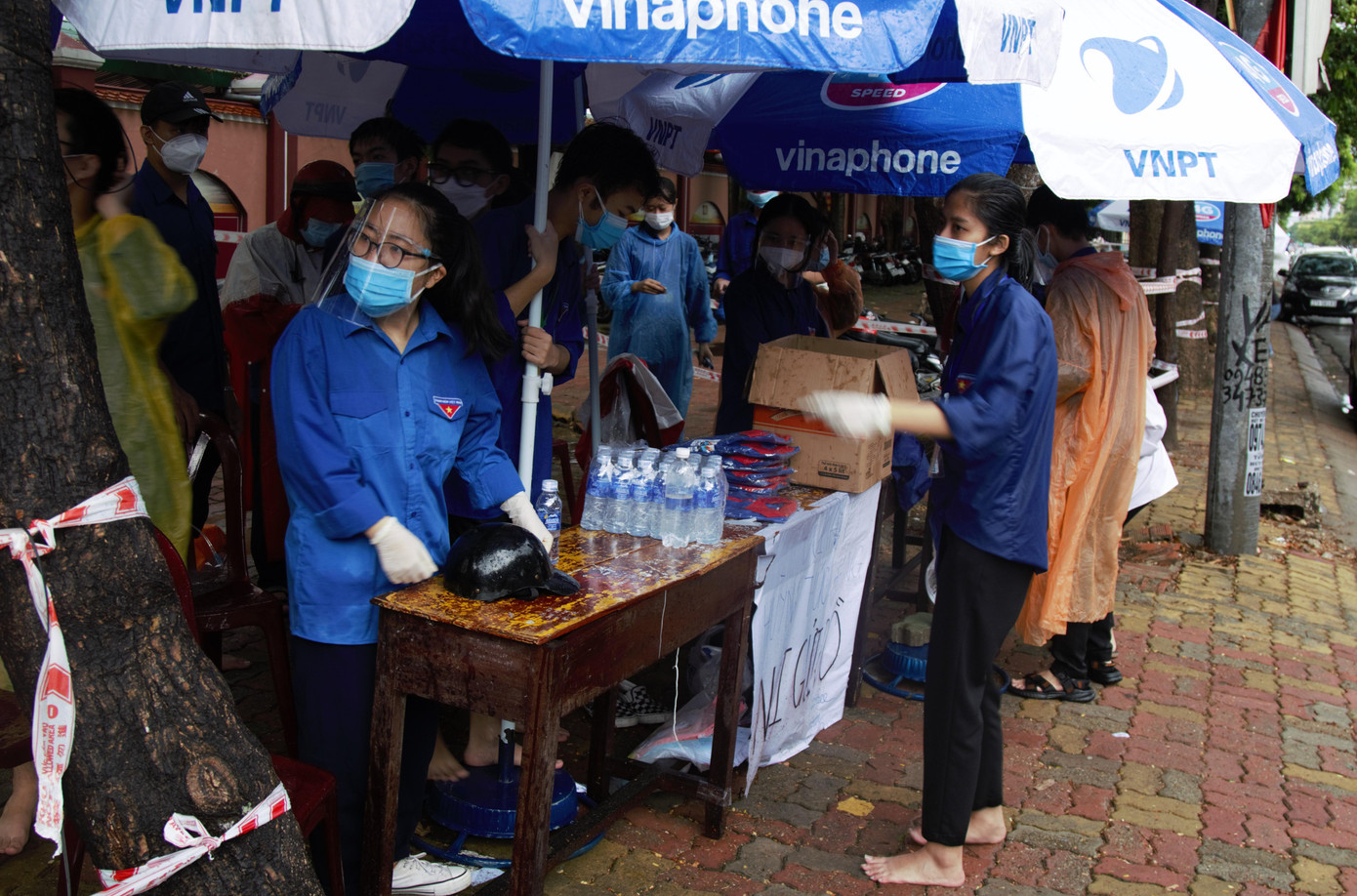 Đoàn viên Nguyễn Minh Hạnh - Đội Thanh niên tình nguyện trường THPT Huỳnh Thúc Kháng ướt sũng người vì thực hiện các hoạt động hỗ trợ thí sinh tại điểm thi.