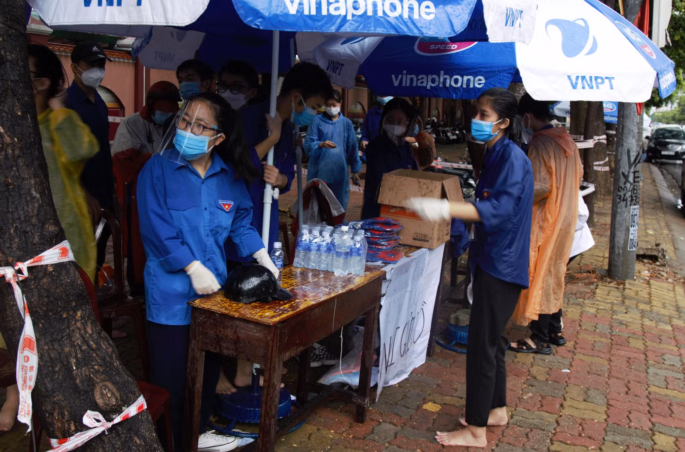 Đoàn viên Nguyễn Minh Hạnh - Đội Thanh niên tình nguyện trường THPT Huỳnh Thúc Kháng ướt sũng người vì thực hiện các hoạt động hỗ trợ thí sinh tại điểm thi.