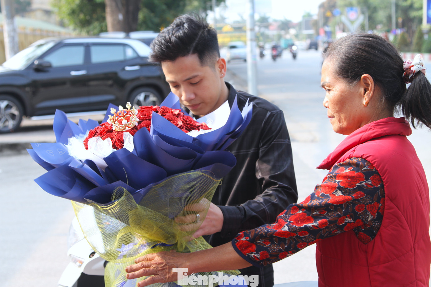 Bà Minh chia sẻ, đa số khách chỉ đến mua 1 bông hồng đỏ. Ngoài ra, những bó hoa sáp hình trái tim đỏ cũng được khách rất ưa chuộng mua để tặng người mình thương. "Hoa sáp giá trung bình từ 200-500 nghìn đồng. Khách mua khá nhiều vì loại hoa này thơm, để được lâu và chẳng bao giờ tàn", bà Minh chia sẻ.