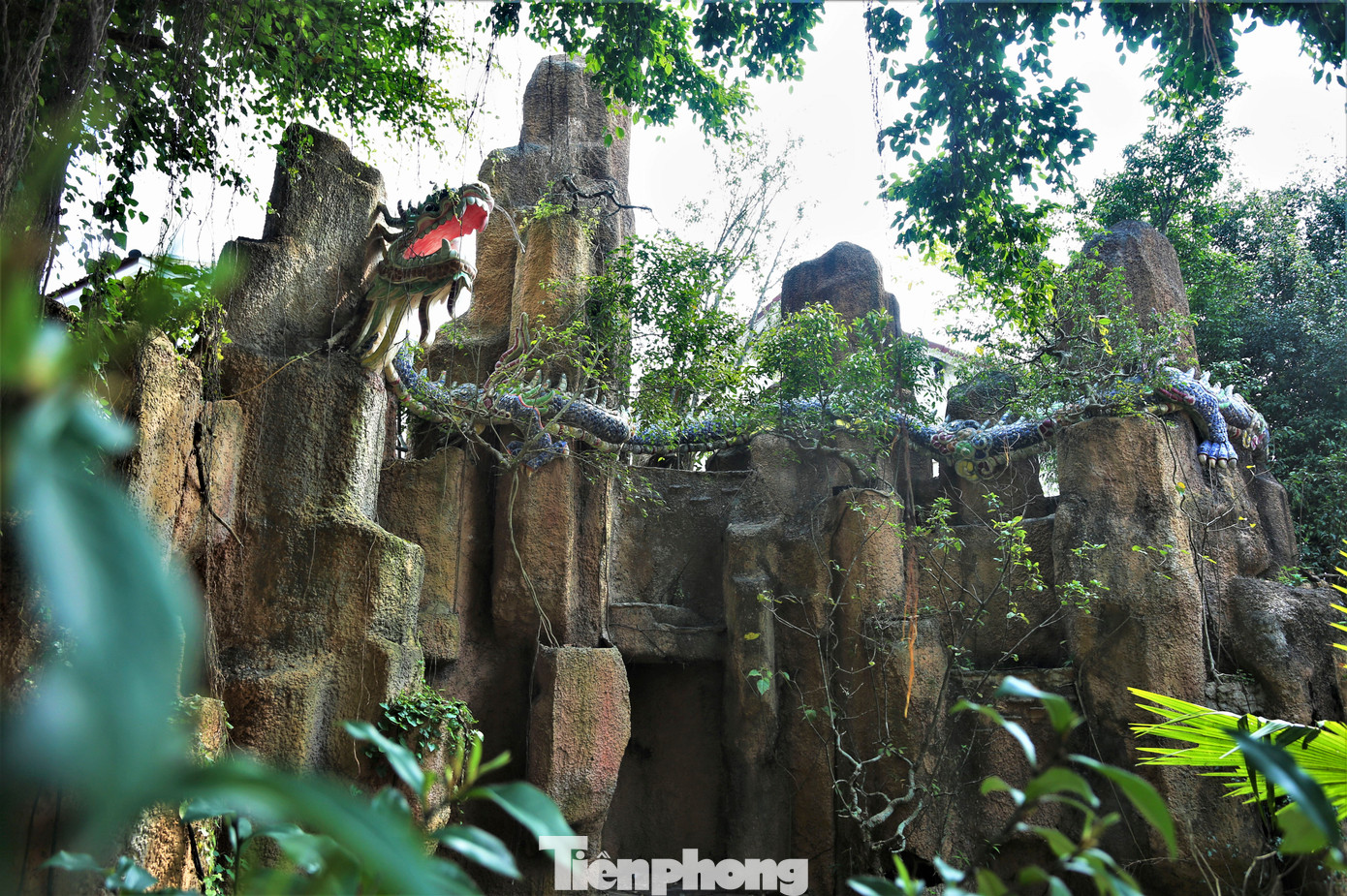 Phía Tây điện thờ là vườn cây cảnh, giếng ngọc và dãy núi đá nguyên khối, có hình con rồng uốn lượn vắt ngang.