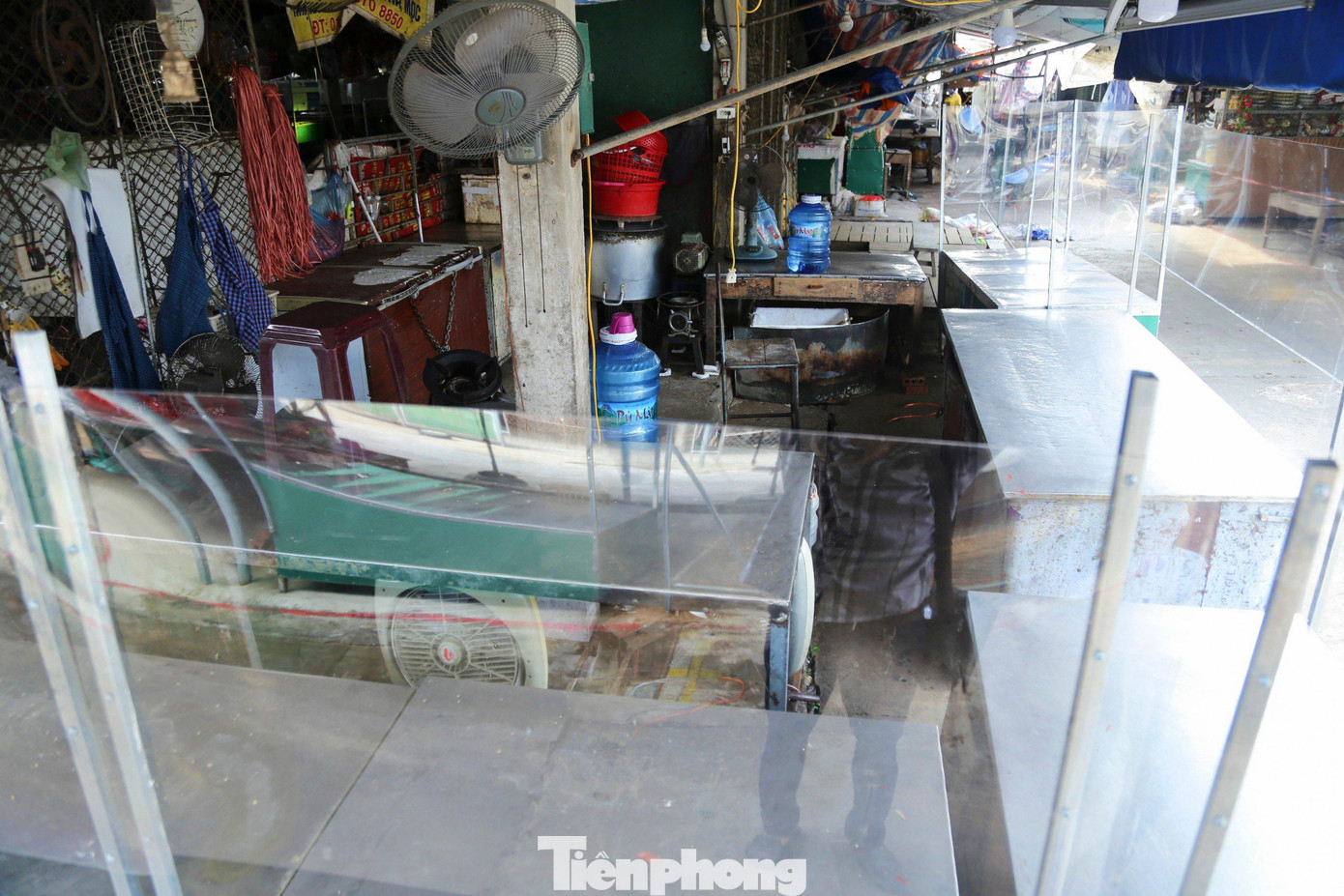 Các quầy bán hàng được tách biệt với bên ngoài, chỉ giao hàng và tiền mua ở một vị trí nhỏ.