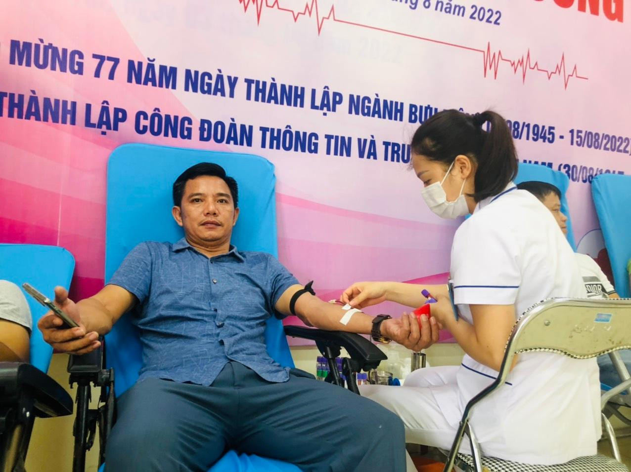 Không chỉ tham gia hiến máu tình nguyện nhằm đóng góp vào ngân hàng máu của tỉnh đang thiếu thốn, hoạt động mang tính nhân văn của CLB Tennis báo chí Nghệ An cũng giúp cho bệnh nhân cần truyền máu có lượng máu để điều trị, đồng thời lan tỏa các giá trị nhân văn, tinh thần thiện nguyện vì cộng đồng của những người làm báo.