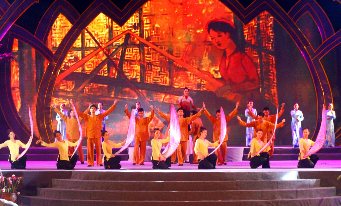 Phát biểu khai mạc chương trình, bà Hà Thị Nga - Ủy viên Ban Chấp hành Trung ương Đảng, Chủ tịch Hội Liên hiệp Phụ nữ Việt Nam, cho biết, cuộc đời bà Hoàng Thị Loan giản dị, thanh khiết như đóa sen đời, vượt lên bao gian khó vẫn kết hoa, khoe sắc, ngát hương thơm.