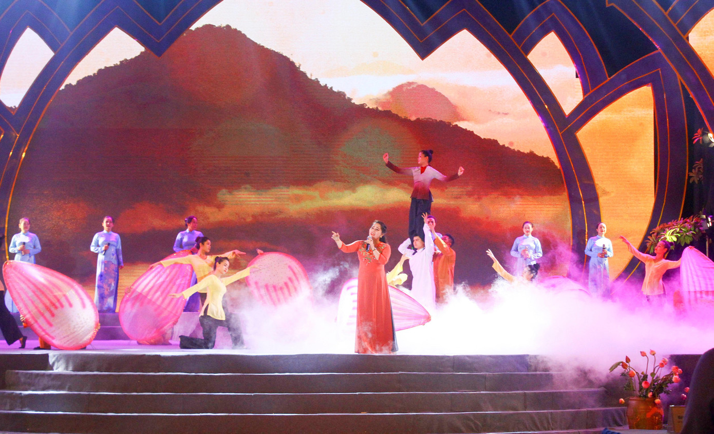 “Người mẹ làng Sen” là hình tượng tượng trưng cho những bà mẹ Việt Nam trên khắp mọi miền Tổ quốc đã và đang cống hiến, hy sinh vì sự nghiệp giải phóng dân tộc, xây dựng và bảo vệ Tổ quốc với những danh hiệu cao quý mà Đảng và Nhà nước đã trao tặng, vinh danh. Phát huy truyền thống của các thế hệ cha anh và các bà, các mẹ, thế hệ phụ nữ Việt Nam ngày nay đang tiếp tục nêu cao tinh thần yêu nước, đoàn kết, ý chí tự lực, tự cường, khát vọng vươn lên, khẳng định vai trò quan trọng trong đời sống xã hội.