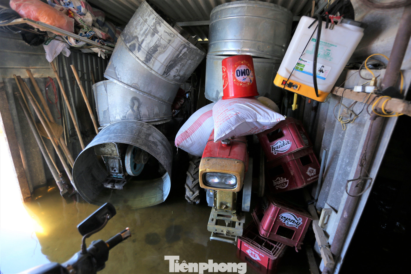 Đến khoảng 10h cùng ngày, nước đã rút nhưng vẫn ngập nhà và tài sản của người dân.