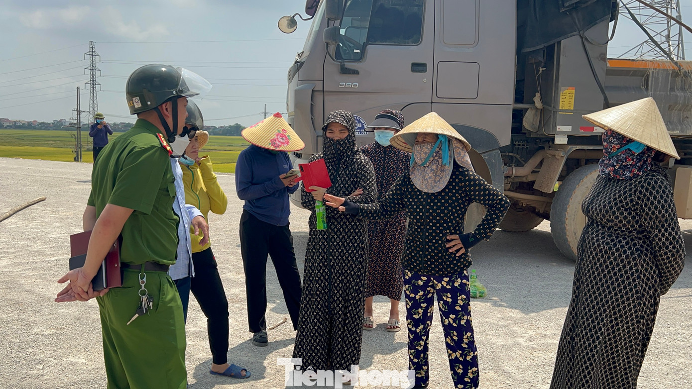 Lãnh đạo UBND huyện Diễn Châu (Nghệ An) cho biết, địa phương đã có đến 12 cuộc họp liên quan đến vấn đề gia đình ông Nguyễn Công Tùng nhưng suốt 7 tháng qua sự việc vẫn chưa giải quyết được dứt điểm.