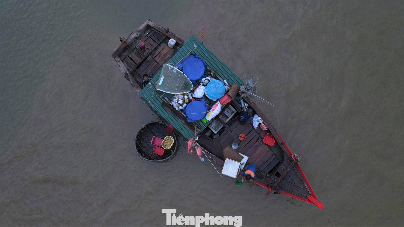 Do luồng lạch bồi lấp, các thuyền không thể cập sát bờ nên phải dừng cách bờ 15-20m rồi đưa hải sản vào bờ bằng thuyền thúng.