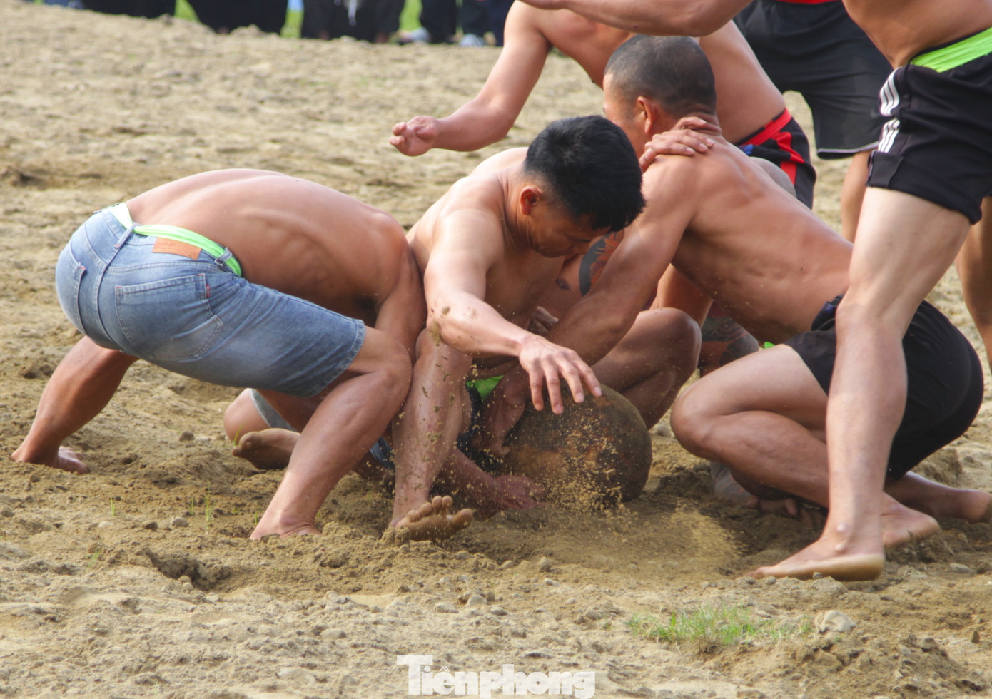 Các vận động viên cố gắng tranh cướp nhau quả cù rồi cố gắng ném quả cù này lọt vào hố ở phần sân đội bạn sẽ ghi 1 điểm hay còn gọi là ghi 1 bàn thắng.