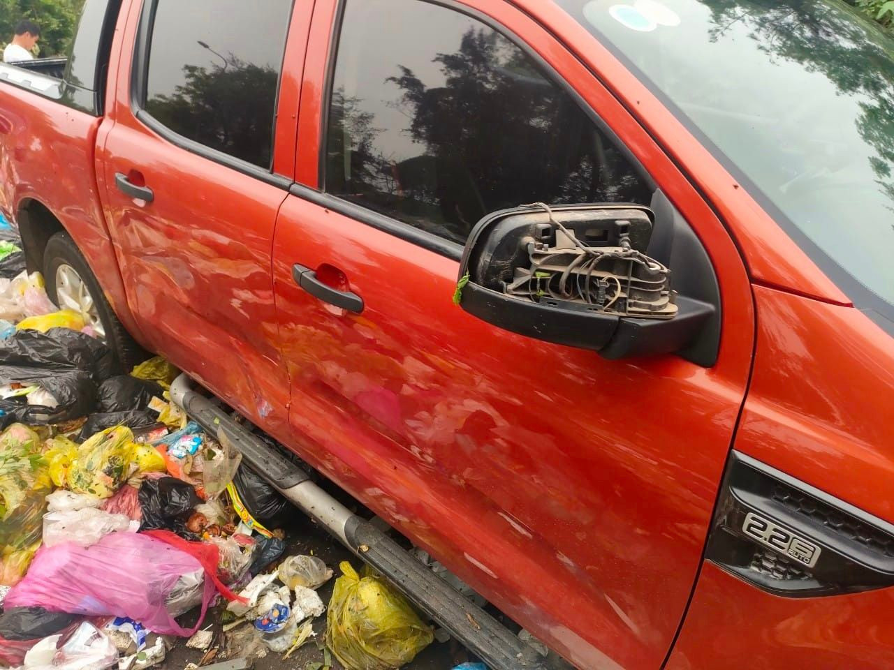 Gương xe, đèn hậu, lốp xe đã vỡ, hỏng.