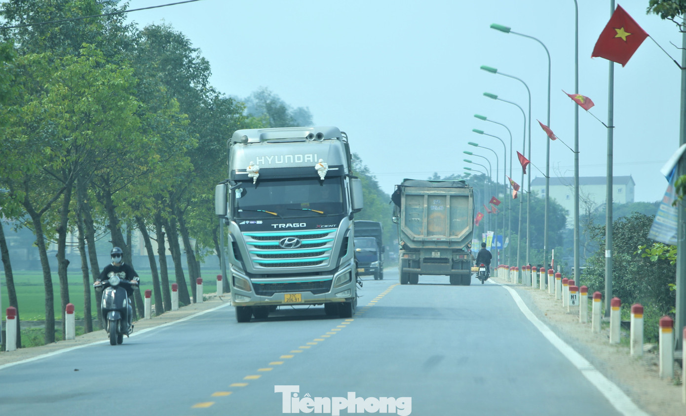 Người dân sống 2 bên tỉnh lộ 542C cho hay, tuyến đường này hằng ngày phải "oằn mình" cõng những chiếc xe tải trọng lớn tránh trạm thu phí để chạy qua tỉnh Hà Tĩnh, những chiếc xe ben lớn chạy chở vật liệu đi bán và phục vụ thi công công trường.