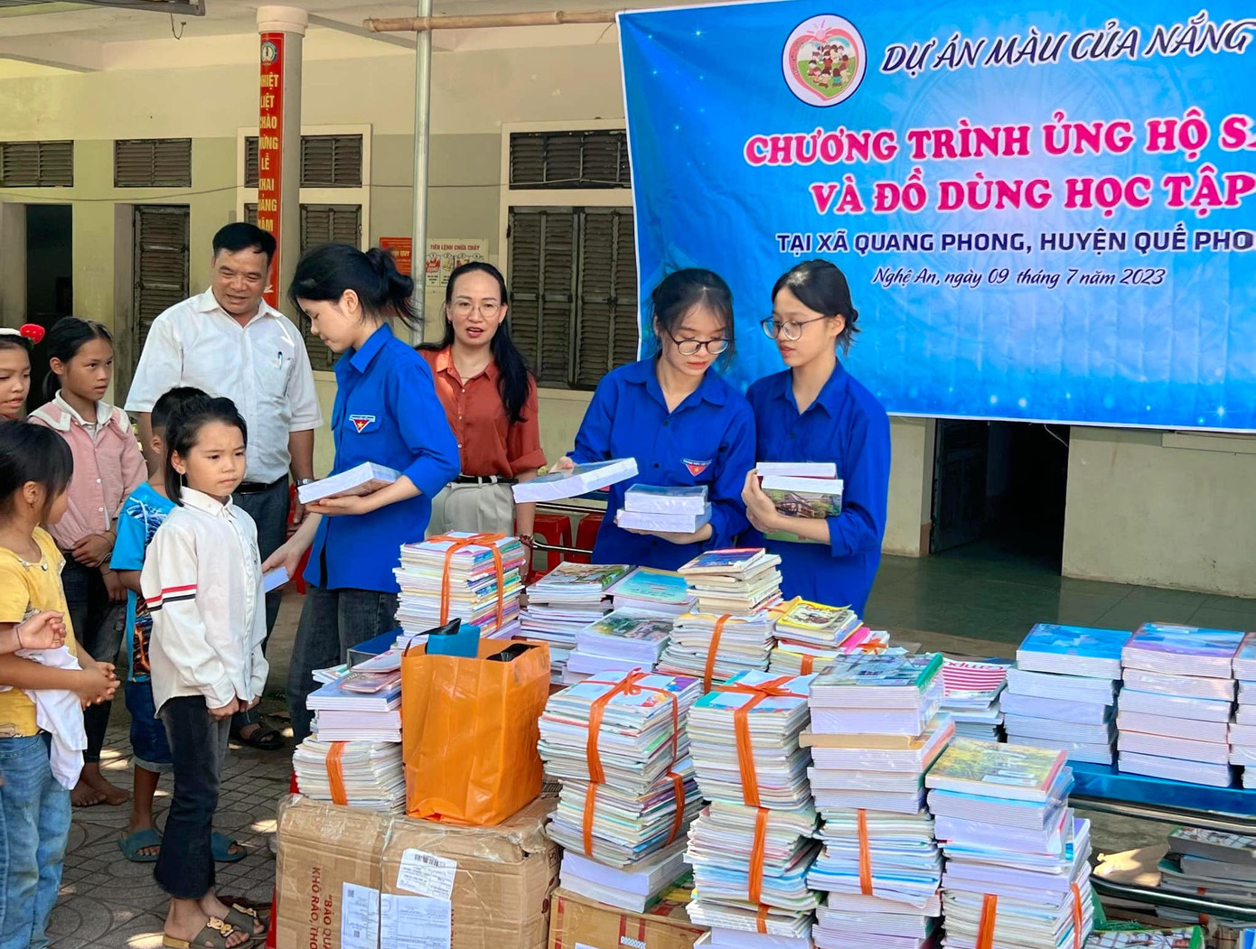 Bảo Chi cùng 2 bạn trong nhóm thực hiện dự án thiện nguyện "Màu của nắng" tại xã Quang Phong, Quế Phong, Nghệ An. Bảo Chi cùng 2 bạn trong nhóm thực hiện dự án thiện nguyện "Màu của nắng" tại xã Quang Phong, Quế Phong, Nghệ An.