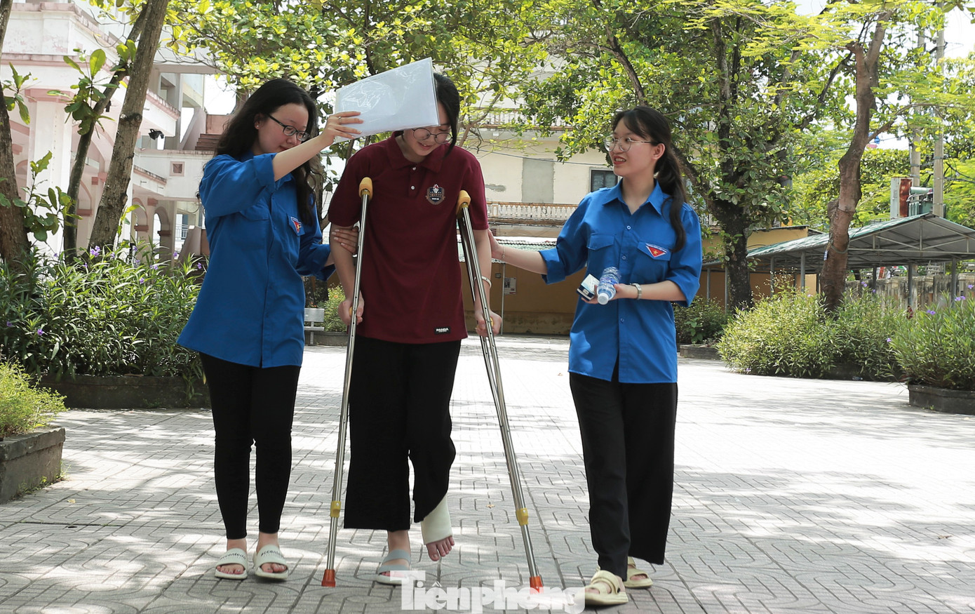 Còn em Nguyễn Trần Phương Linh (trú phường Hà Huy Tập, TP Hà Tĩnh) cũng bị đứt gân chân trái hồi tháng 5. Ngày diễn ra kỳ thi, nữ sinh vẫn phải bó chân, khập khiễng đến điểm thi với đôi nạng và được thanh niên tình nguyện hỗ trợ.