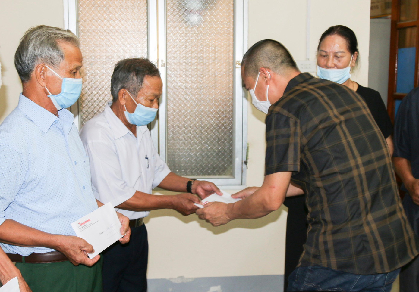 Nhà báo Trần Quang Long - Trưởng đại diện báo Tiền Phong tại Nghệ An, Hà Tĩnh trao quà tri ân do Quỹ Vì Tầm Vóc Việt tặng cho cựu TNXP Nghệ An. Trong những năm qua, từ khâu nối của báo Tiền Phong, Quỹ Vì Tầm Vóc Việt, Ngân hàng TMCP Bắc Á và Tập đoàn TH đã luôn đồng hành, trở thành hoạt động tri ân thường niên đối với cựu TNXP Nghệ An mỗi dịp tháng 7 và ngày Tết.