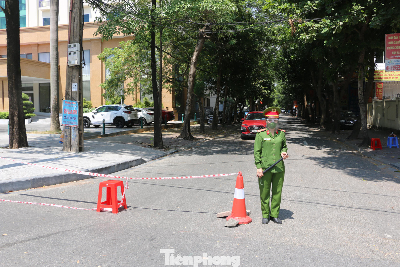 Dù thời tiết những ngày qua trên địa bàn thành phố Vinh rất khắc nghiệt, nắng nóng kéo dài nhưng những cán bộ, chiến sỹ là nữ cũng luôn cần mẫn làm nhiệm vụ.