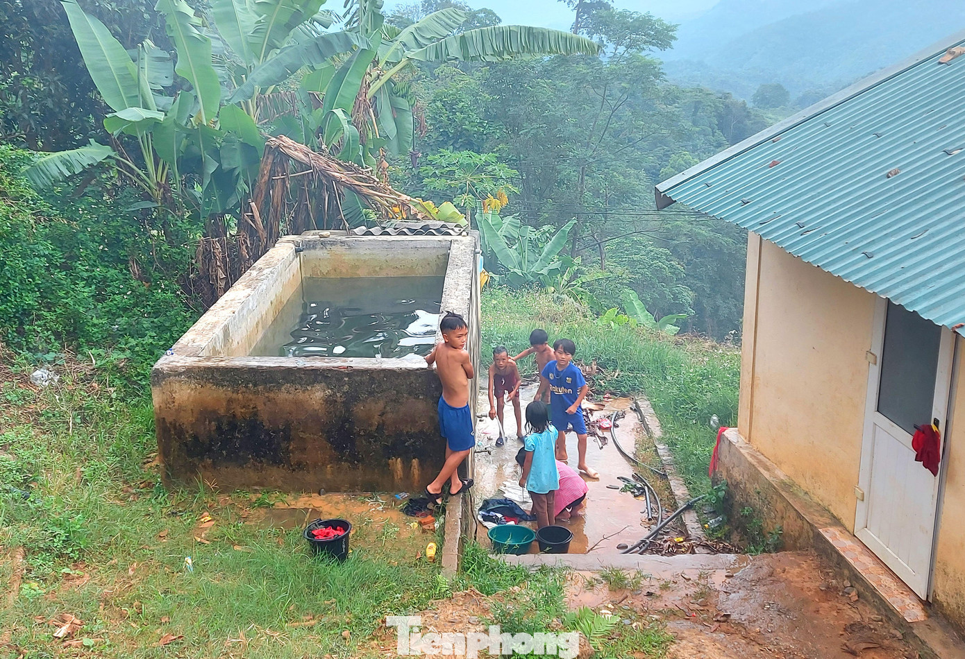 Trường Phổ thông DTBT TH&THCS Nậm Càn (huyện Kỳ Sơn) có hơn 400 học sinh, trong đó hơn một nửa ở bán trú tại trường. Số lượng học sinh lớn, nhà trường phải xây dựng 5 bể chứa nước, mỗi bể 5-7m3 để học sinh sử dụng. Trường Phổ thông DTBT TH&THCS Nậm Càn (huyện Kỳ Sơn) có hơn 400 học sinh, trong đó hơn một nửa ở bán trú tại trường. Số lượng học sinh lớn, nhà trường phải xây dựng 5 bể chứa nước, mỗi bể 5-7m3 để học sinh sử dụng.