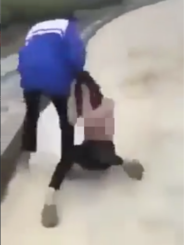 Nữ sinh lớp 7 bị nhóm nữ sinh khác lột áo, đánh đập giữa đường gây bức xúc dư luận. Nữ sinh lớp 7 bị nhóm nữ sinh khác lột áo, đánh đập giữa đường gây bức xúc dư luận.