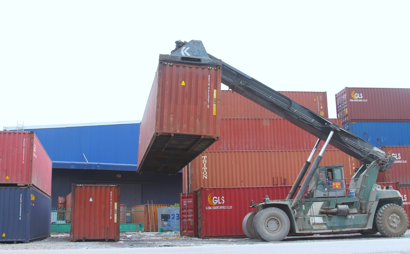 Ngày 25/4, phía doanh nghiệp đã dùng máy cẩu chuyên dụng cẩu bớt một số thùng container sát mép đường đưa vào trong.