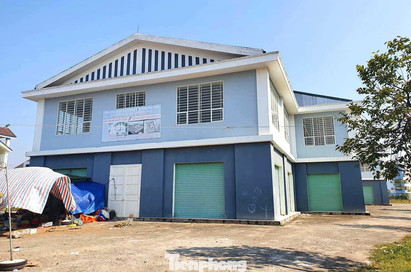 Cách đó không xa, chợ Nghi Kim (xã Nghi Kim, TP. Vinh) có diện tích 1.200m2, được xây dựng khang trang trong khu đô thị mới của xã. Tuy nhiên, gần 6 năm qua, chợ này vẫn chưa một lần mở cửa để họp chợ.