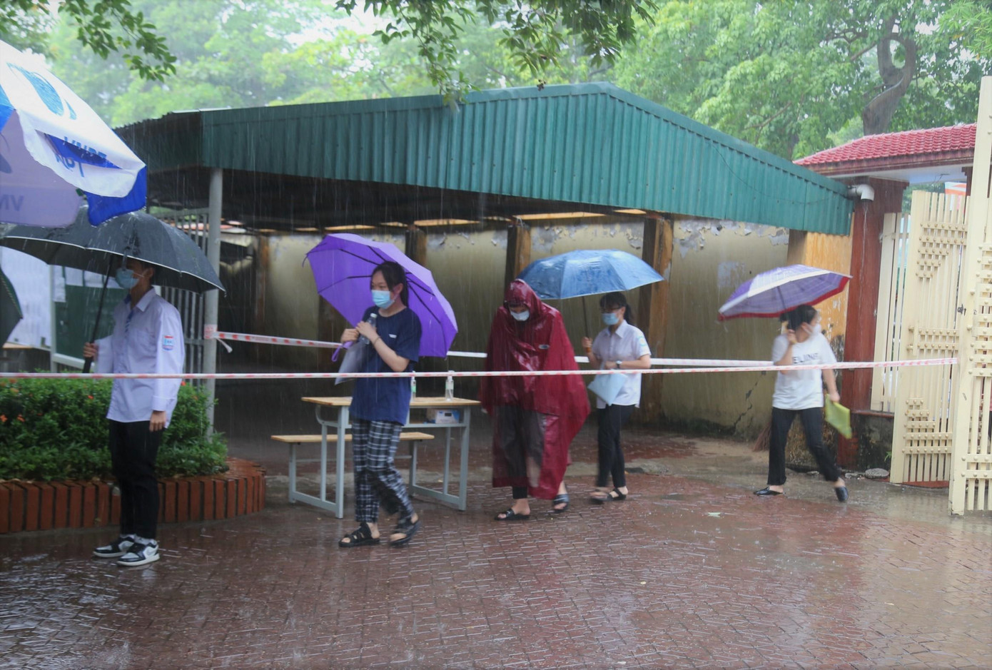 Hình ảnh P/V ghi nhận tại điểm thi Trường THPT Chuyên Phan Bội Châu, TP Vinh, Nghệ An.