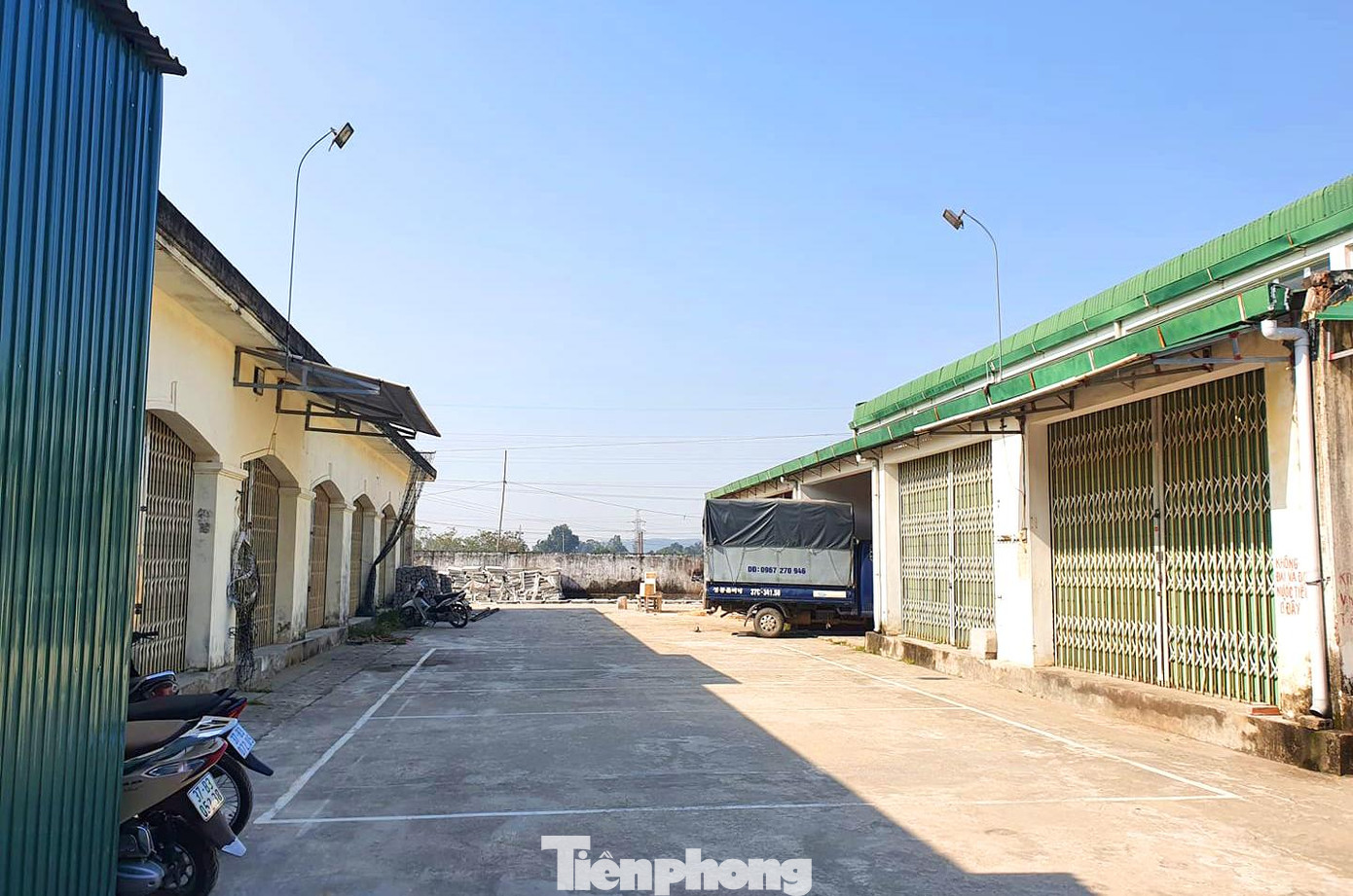 Ông Trần Anh Tấn - Chủ tịch UBND xã Hưng Đông, cho biết xã đã làm nhiều cách, kể cả tổ chức các hội chợ, giao cho mỗi tổ chức, đoàn thể xã 1 gian hàng để duy trì hoạt động của chợ, nhưng chỉ sau 2 - 3 ngày hết hội thì chợ lại tan. Đến nay, các tiểu thương buôn bán tại chợ vẫn đang được miễn toàn bộ thuế phí song vẫn không có người vào buôn bán.