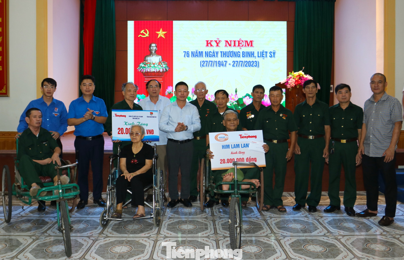 Trao tặng 40 triệu đồng đến Trung tâm điều dưỡng thương binh.