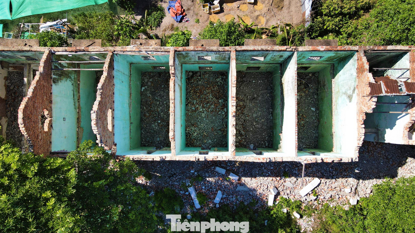 Các công trình cũ nát, xuống cấp gây mất mỹ quan, lãng phí tài nguyên. Các công trình cũ nát, xuống cấp gây mất mỹ quan, lãng phí tài nguyên.