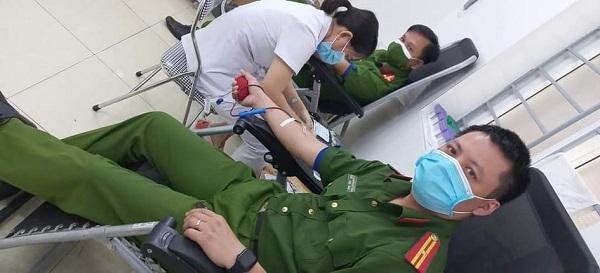 3 cán bộ, chiến sỹ công an hiến máu cứu bé 6 tuổi. 3 cán bộ, chiến sỹ công an hiến máu cứu bé 6 tuổi.