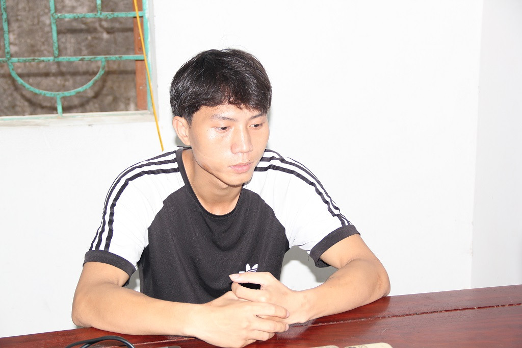 Đối tượng Long tại cơ quan công an.