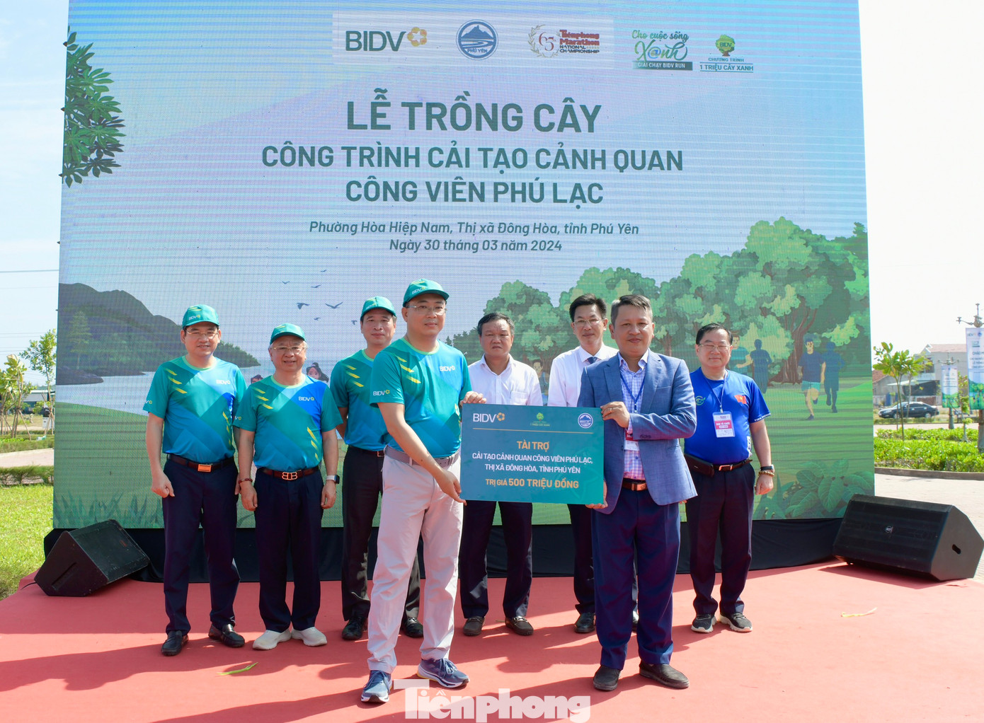 Trao biển tượng trưng kinh phí trồng cây và cải tạo cảnh quan công viên Phú Lạc. Trao biển tượng trưng kinh phí trồng cây và cải tạo cảnh quan công viên Phú Lạc.