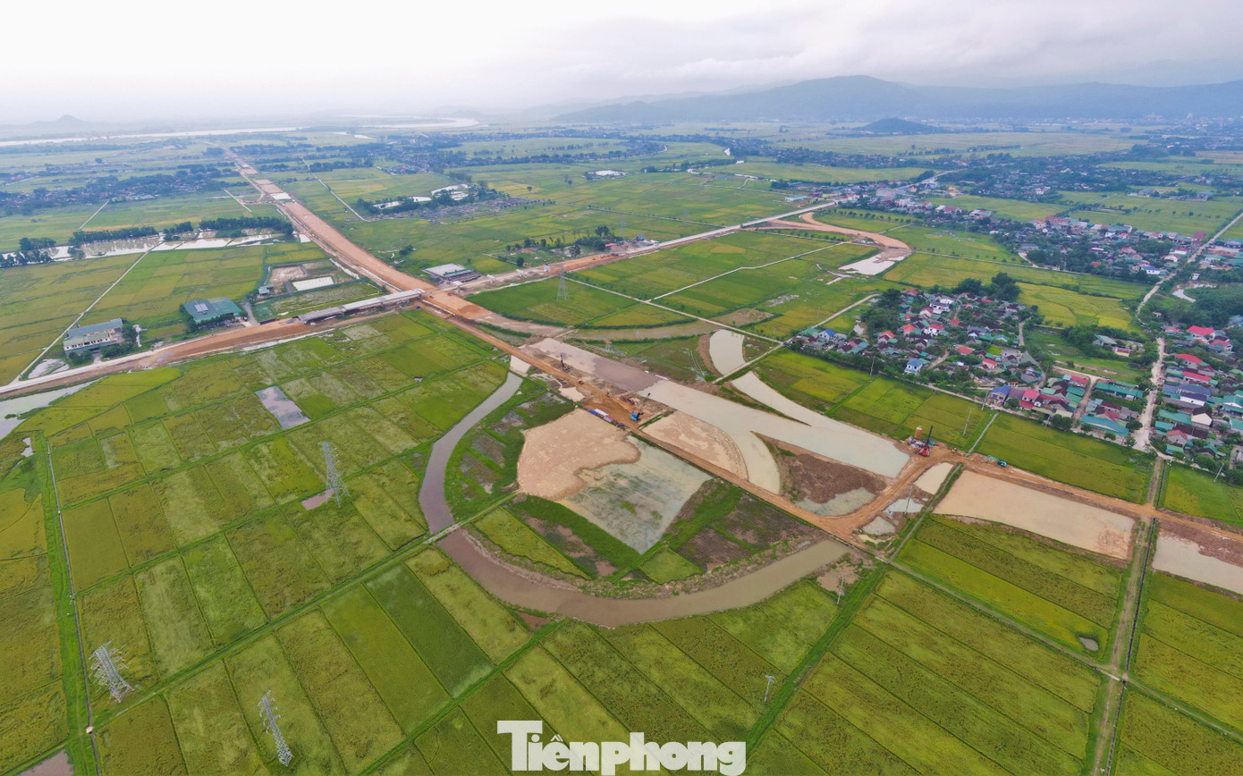 Dự án đường bộ cao tốc Bắc – Nam giai đoạn 2021 – 2025 qua Hà Tĩnh dài 102,38 km với 3 dự án thành phần gồm Bãi Vọt – Hàm Nghi, Hàm Nghi – Vũng Áng và Vũng Áng – Bùng đi qua các huyện: Đức Thọ, Can Lộc, Thạch Hà, Cẩm Xuyên, Kỳ Anh và thị xã Kỳ Anh. Trong ảnh là nút giao quốc lộ 8 với cao tốc, khớp nối 2 đoạn tuyến cao tốc đoạn qua xã Thanh Bình Thịnh (huyện Đức Thọ).