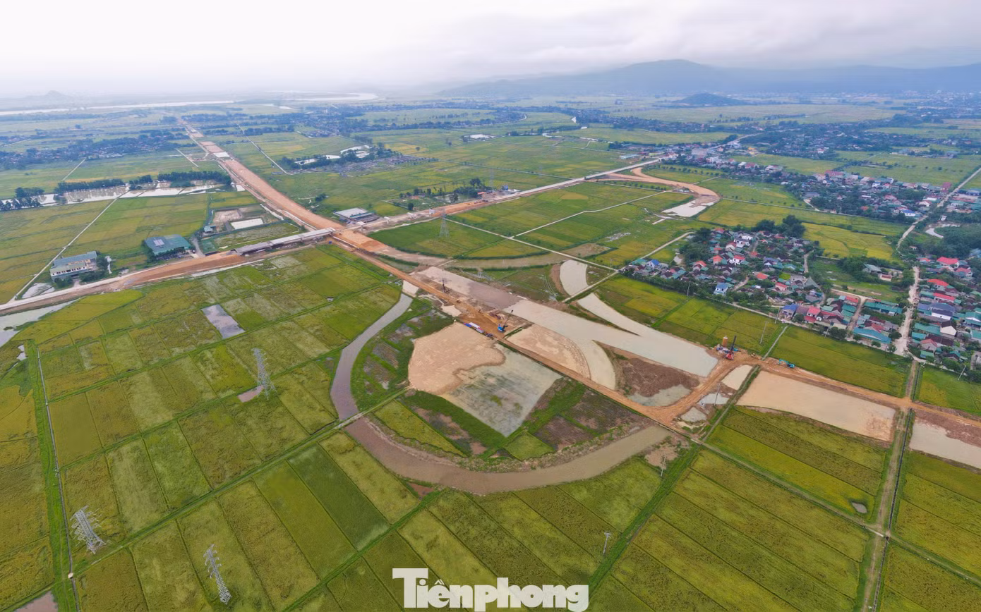 Dự án đường bộ cao tốc Bắc – Nam giai đoạn 2021 – 2025 qua Hà Tĩnh dài 102,38 km với 3 dự án thành phần gồm Bãi Vọt – Hàm Nghi, Hàm Nghi – Vũng Áng và Vũng Áng – Bùng đi qua các huyện: Đức Thọ, Can Lộc, Thạch Hà, Cẩm Xuyên, Kỳ Anh và thị xã Kỳ Anh. Trong ảnh là nút giao quốc lộ 8 với cao tốc, khớp nối 2 đoạn tuyến cao tốc đoạn qua xã Thanh Bình Thịnh (huyện Đức Thọ). Dự án đường bộ cao tốc Bắc – Nam giai đoạn 2021 – 2025 qua Hà Tĩnh dài 102,38 km với 3 dự án thành phần gồm Bãi Vọt – Hàm Nghi, Hàm Nghi – Vũng Áng và Vũng Áng – Bùng đi qua các huyện: Đức Thọ, Can Lộc, Thạch Hà, Cẩm Xuyên, Kỳ Anh và thị xã Kỳ Anh. Trong ảnh là nút giao quốc lộ 8 với cao tốc, khớp nối 2 đoạn tuyến cao tốc đoạn qua xã Thanh Bình Thịnh (huyện Đức Thọ).