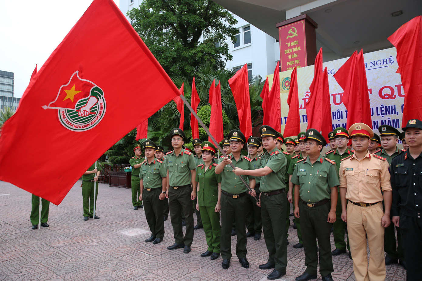 Giám đốc Công an tỉnh Nghệ An Thiếu tướng Phạm Thế Tùng trao cờ cho Đoàn Thanh niên Công an tỉnh tại Lễ ra quân chiến dịch Hành quân xanh năm 2022. Ảnh: Hữu Thăng.
