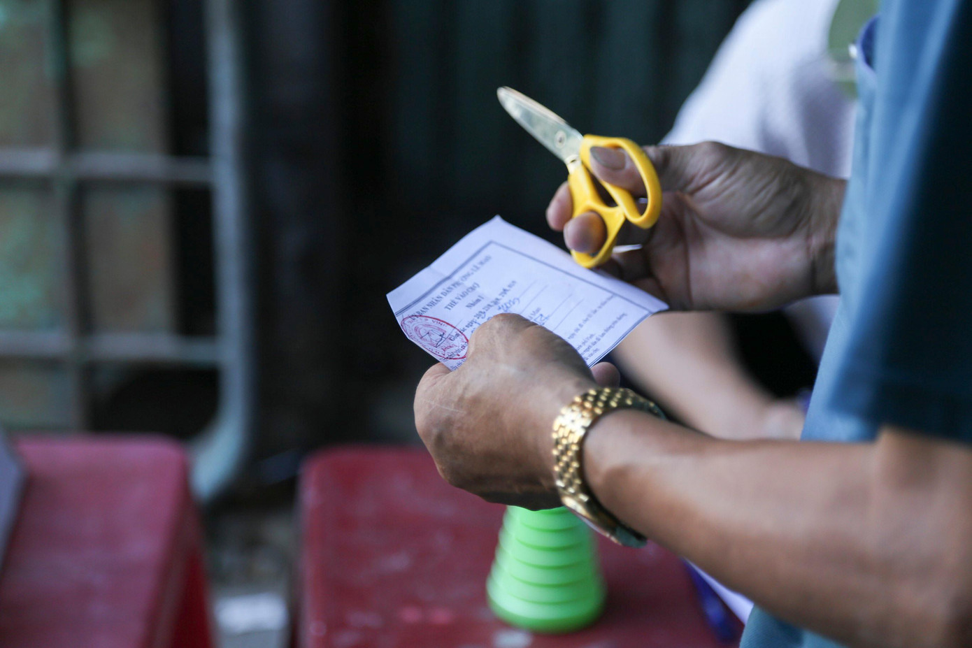 Người dân đi chợ bắt buộc phải có thẻ mà chính quyền địa phương phân phát trước đó. Trên thẻ có ghi thông tin cá nhân, địa chỉ và số điện thoại liên hệ của người dân. Thẻ đi chợ chỉ được dùng một lần, quản lý chợ sẽ cắt góc và trả lại cho người dân để lưu thông trên đường về nhà. Cách 3 ngày, người dân sẽ lại dùng thẻ mới đã được cấp để đi chợ lần tiếp theo.