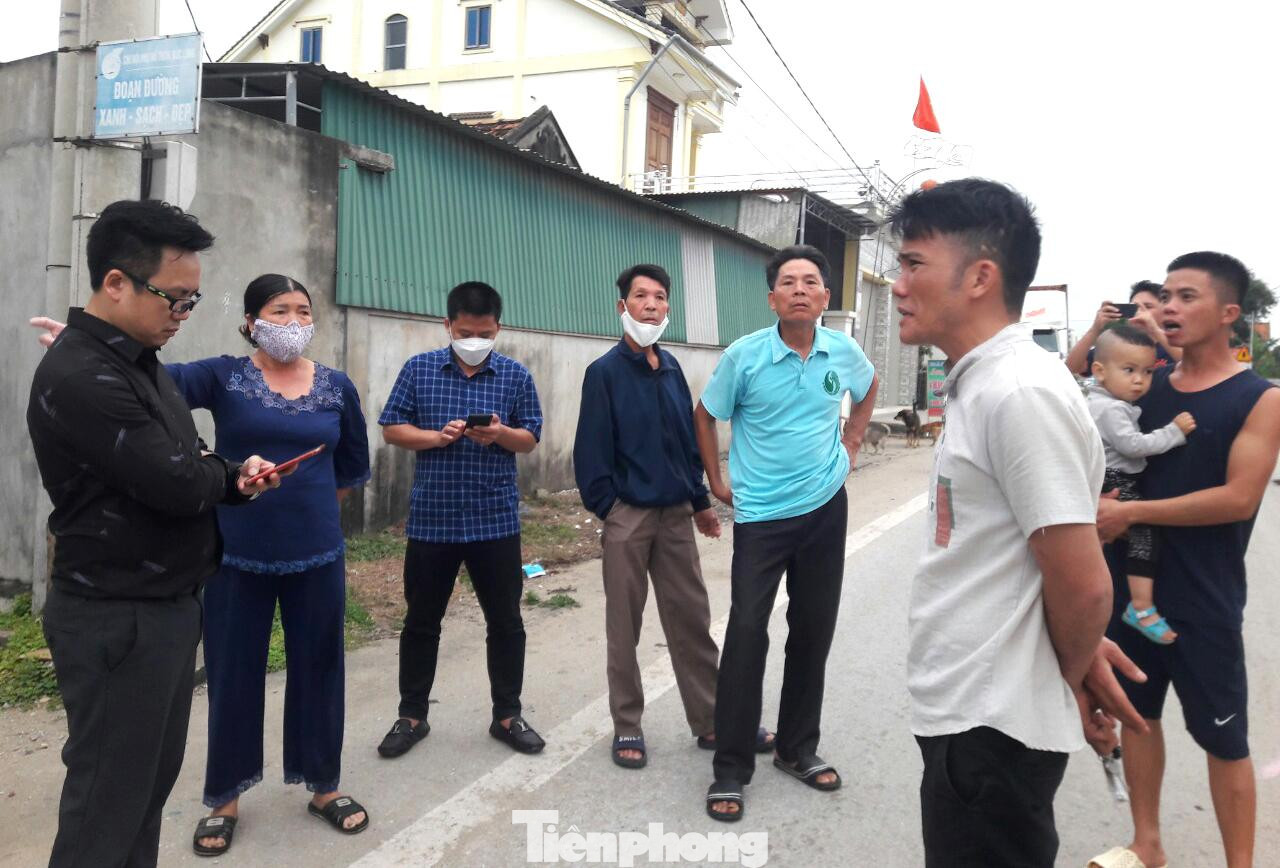 Mong cuộc sống sớm được ổn định trở lại, nhiều người dân thôn Đức Long đã đồng loạt ký đơn kiến nghị các cơ quan chức năng vào cuộc, sớm có biện pháp xử lý để giảm bớt mùi hôi thối, ô nhiễm bụi than và tiếng ồn. Mong cuộc sống sớm được ổn định trở lại, nhiều người dân thôn Đức Long đã đồng loạt ký đơn kiến nghị các cơ quan chức năng vào cuộc, sớm có biện pháp xử lý để giảm bớt mùi hôi thối, ô nhiễm bụi than và tiếng ồn.