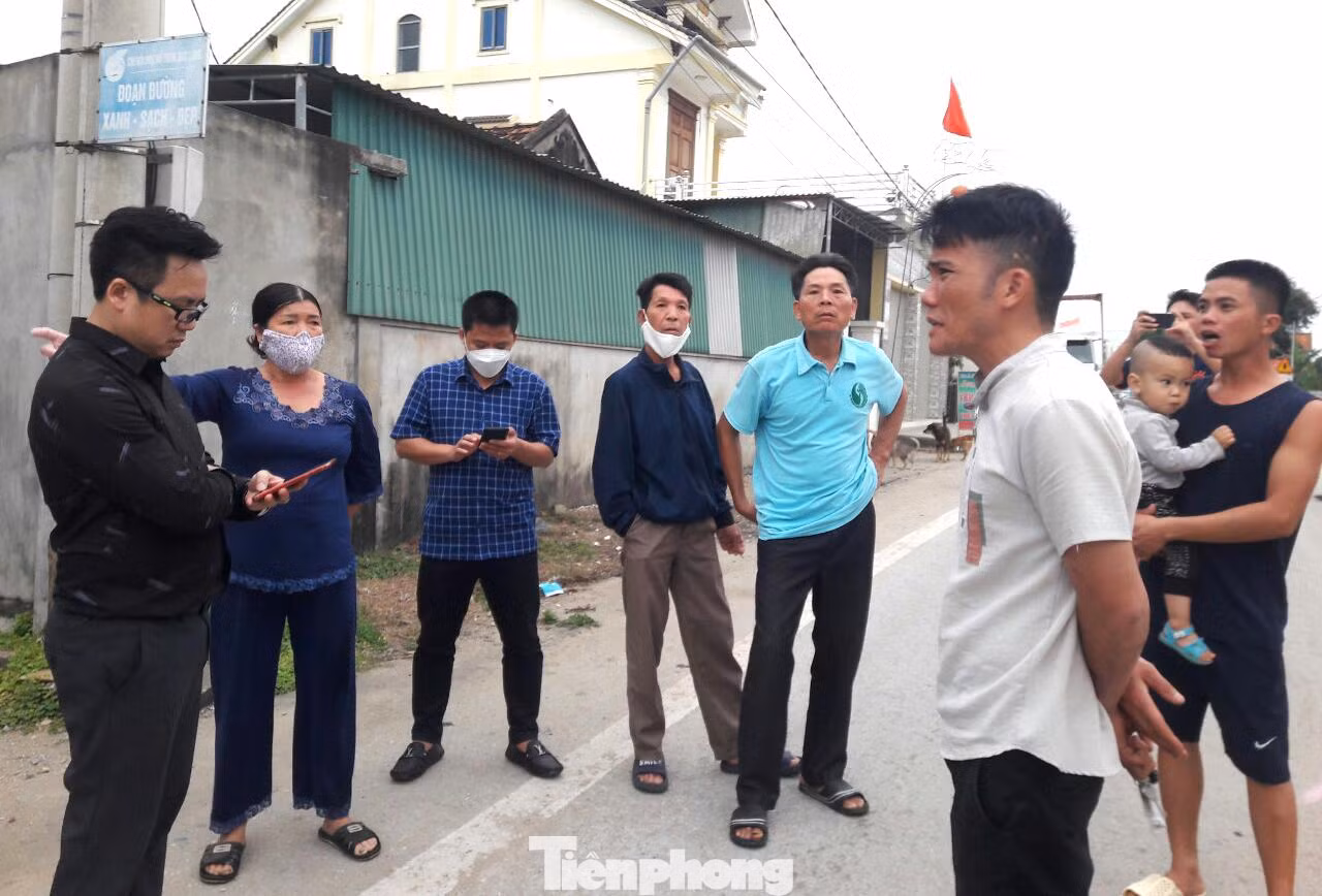 Mong cuộc sống sớm được ổn định trở lại, nhiều người dân thôn Đức Long đã đồng loạt ký đơn kiến nghị các cơ quan chức năng vào cuộc, sớm có biện pháp xử lý để giảm bớt mùi hôi thối, ô nhiễm bụi than và tiếng ồn. Mong cuộc sống sớm được ổn định trở lại, nhiều người dân thôn Đức Long đã đồng loạt ký đơn kiến nghị các cơ quan chức năng vào cuộc, sớm có biện pháp xử lý để giảm bớt mùi hôi thối, ô nhiễm bụi than và tiếng ồn.