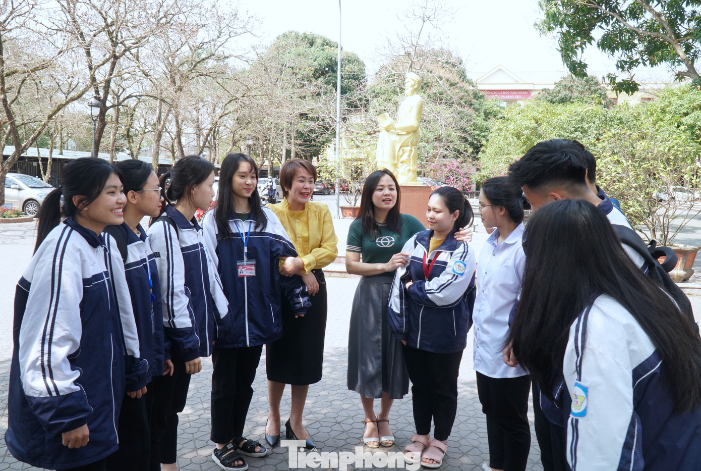 Cô trò đội tuyển thi học sinh giỏi quốc gia môn Lịch sử của Nghệ An.