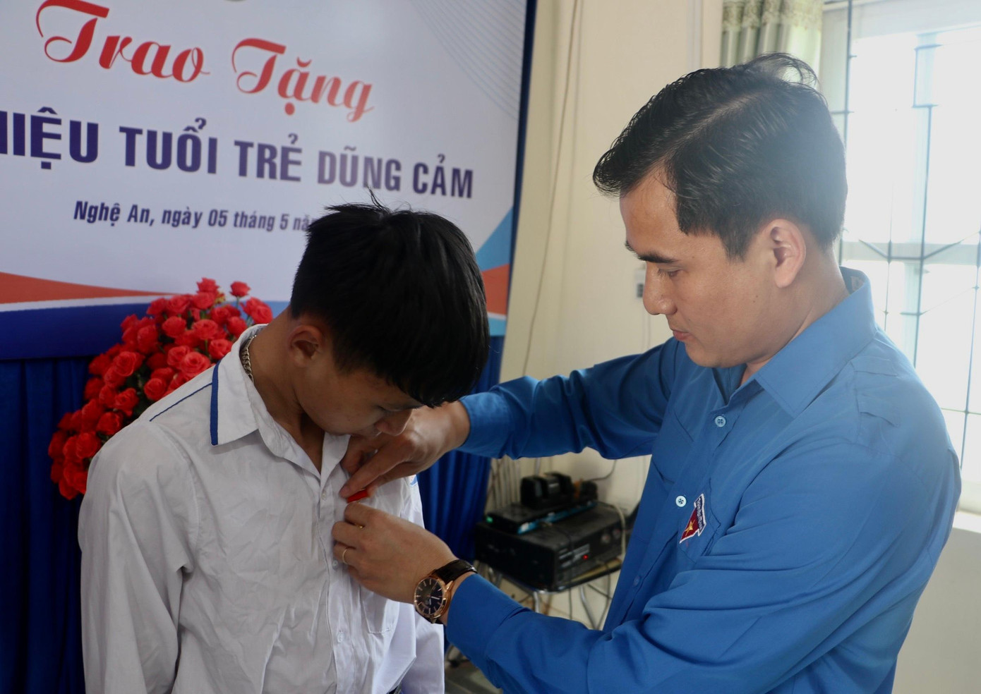 Anh Thái Minh Sỹ trao tặng Huy hiệu Tuổi trẻ dũng cảm cho em Đặng Ngọc Thái An.