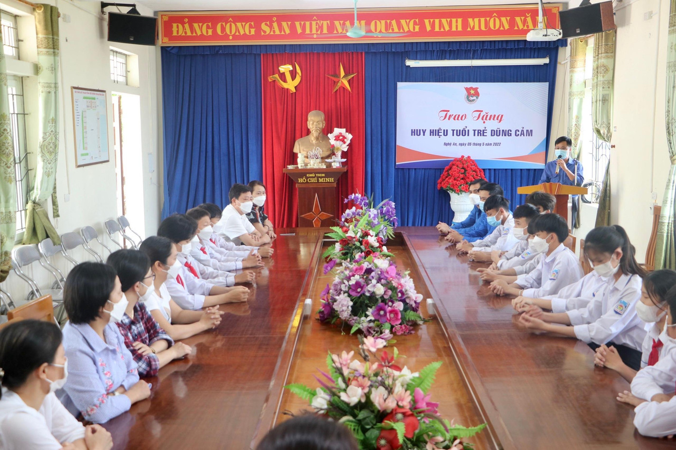 Trước đó, vào ngày 20/4, em Đặng Ngọc Thái An đang trên đường đi về nhà lấy giấy tờ bị thiếu để làm căn cước công dân tại trường, khi đi ngang qua Đài tưởng niệm xã Quỳnh Hồng, huyện Quỳnh Lưu; em thấy một nhóm học sinh đang đứng hô hoán. Phát hiện một em nhỏ đang chới với dưới hồ nước, ngay lập tức, Thái An đã nhảy xuống, đưa em học sinh lên bờ, tiến hành ép ngực, hô hấp nhân tạo và kịp thời cứu sống em nhỏ.