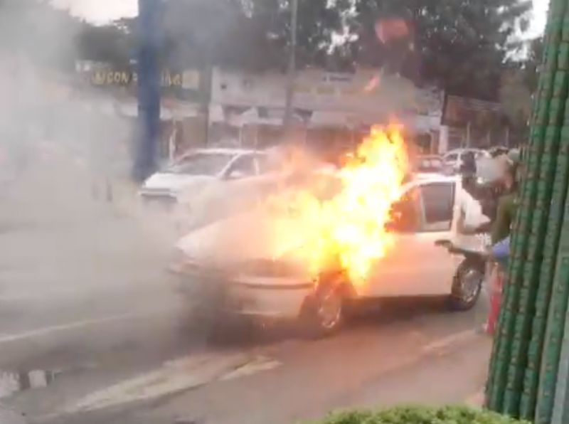 Chiếc xe đang đi thì bỗng nhiên bốc cháy dữ dội. Chiếc xe đang đi thì bỗng nhiên bốc cháy dữ dội.