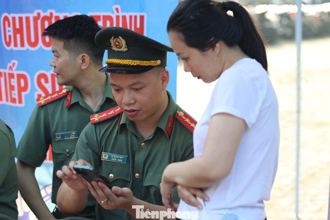 Đại úy Lê Đăng Quý (Công an tỉnh Nghệ An) hỗ trợ phụ huynh cài đặt tài khoản định danh điện tử trên ứng dụng VNeID.