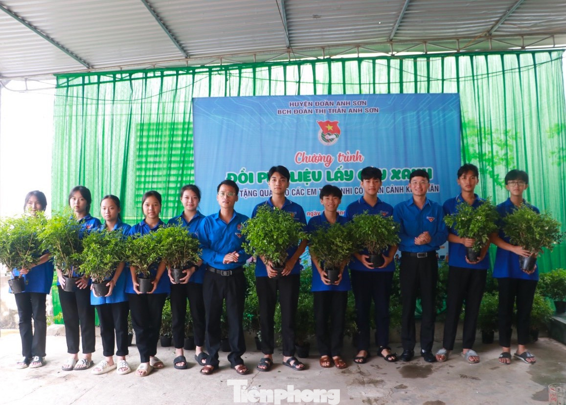 Tại huyện Anh Sơn (Nghệ An), anh Trần Linh - Phó Bí thư Tỉnh Đoàn Nghệ An cùng tuổi trẻ huyện Anh Sơn tổ chức chương trình đổi phế liệu lấy cây xanh. Rất nhiều cây xanh đã được đổi lấy phế liệu cho các em học sinh, người dân trên địa bàn.