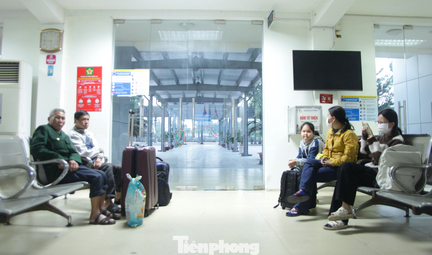 Gia đình 5 người với 3 thế hệ của anh Lê Đình Trung (SN 1977) đang ngồi chờ giờ lên tàu sau 1 tuần về quê ăn tết. Anh Trung cho biết, sợ tàu đông, di chuyển khó nên cả gia đình ông phải đến ga sớm để ngồi chờ.