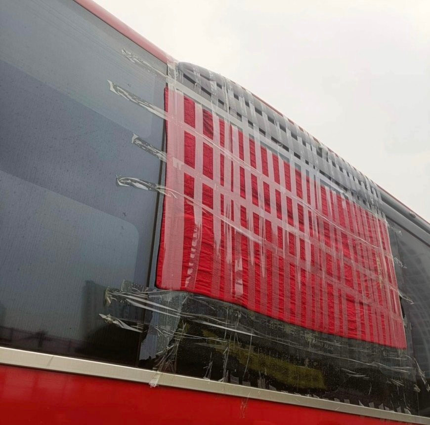 Xe ô tô khách bị nhóm thanh thiếu niên dùng đá ném vỡ kính.