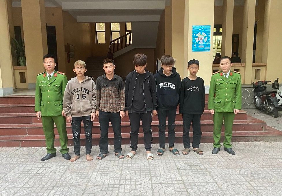 Nhóm thanh thiếu niên tại CQĐT.