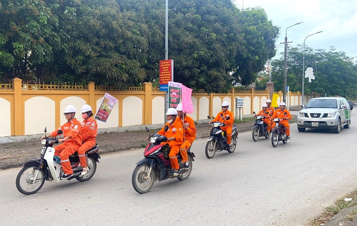 Trao đổi với PV, ông Bành Hồng Hiển - Giám đốc Công ty Điện lực Nghệ An cho biết, việc sử dụng loa đi dọc đường tuyên truyền người dân tiết kiệm điện đã được thực hiện tại Công ty Điện lực TP Vinh và Điện lực TX. Cửa Lò. Sắp tới đây, đơn vị sẽ thực hiện ở một số huyện thành thị khác trên địa bàn để việc tuyên truyền được sâu rộng đến với người dân hơn.