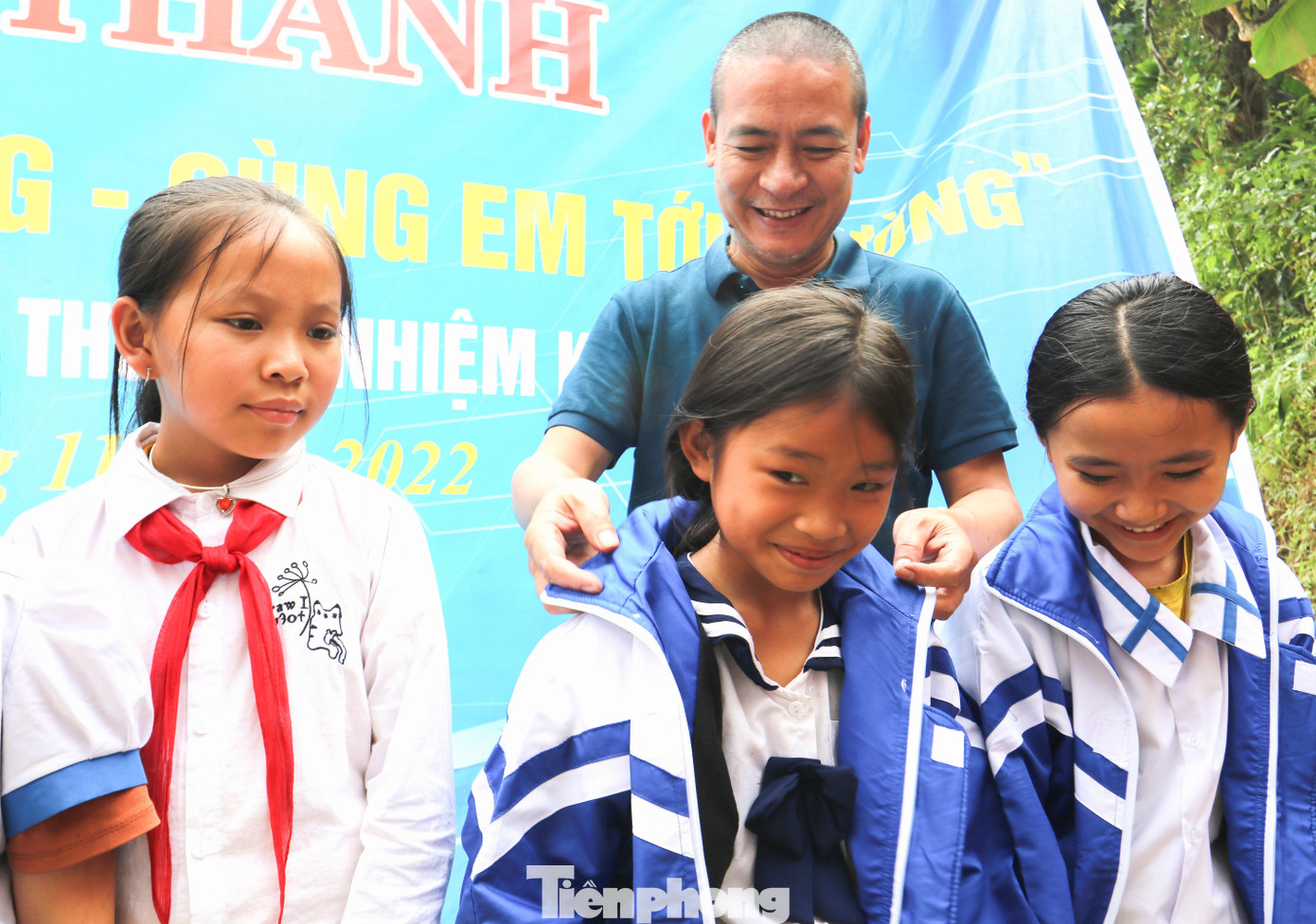 Những chiếc áo khoác sẽ giúp các em ấm hơn khi đông giá lạnh nơi miền biên viễn, để các em có sức khỏe học tập thật tốt. Trong ảnh: Nhà báo Trần Quang Long - Trưởng Đại diện báo Tiền Phong tại Nghệ An, Hà Tĩnh tặng áo khoác cho các em nhỏ.