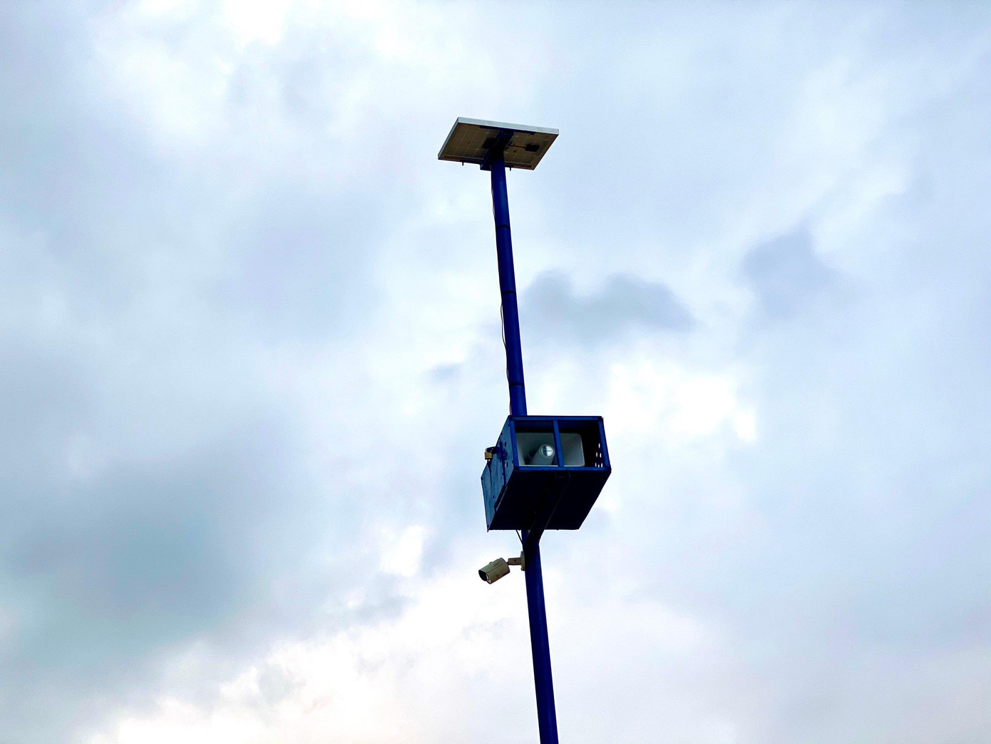 Cùng với hệ thống tuyên truyền bao gồm loa phóng thanh sử dụng pin năng lượng mặt trời, tại khu vực nguy hiểm còn có các biển báo nhắc nhở, phao cứu sinh sử dụng trong trường hợp nguy cấp. Cùng với hệ thống tuyên truyền bao gồm loa phóng thanh sử dụng pin năng lượng mặt trời, tại khu vực nguy hiểm còn có các biển báo nhắc nhở, phao cứu sinh sử dụng trong trường hợp nguy cấp.